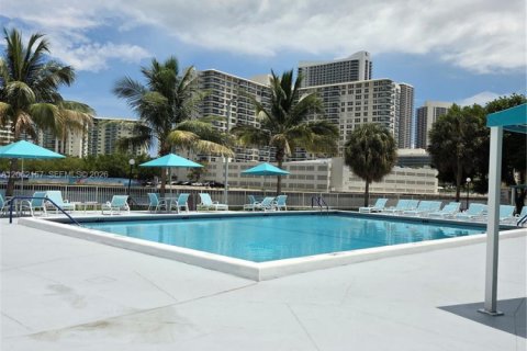 Condominio en venta en Hallandale Beach, Florida, 2 dormitorios, 104.98 m2 № 2254252 - foto 29