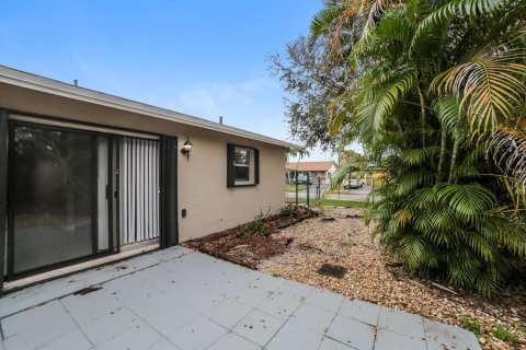 House in Lauderhill, Florida 3 bedrooms, 114.08 sq.m. № 1142280 - photo 1