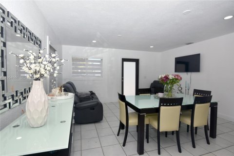 Casa en venta en Miami, Florida, 3 dormitorios, 176.98 m2 № 2011379 - foto 25