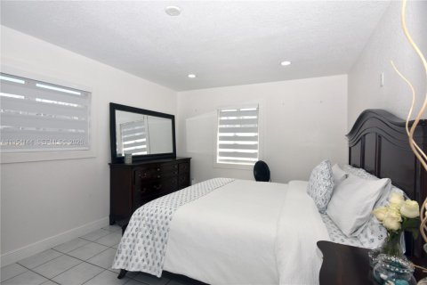Casa en venta en Miami, Florida, 3 dormitorios, 176.98 m2 № 2011379 - foto 28