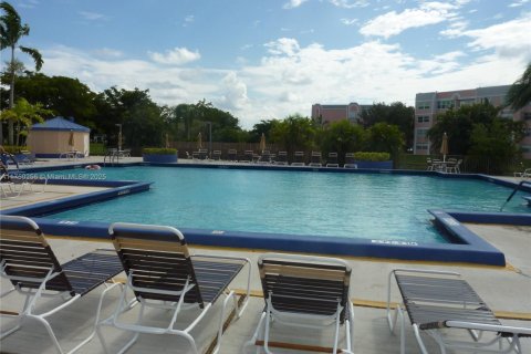 Condominio en venta en Sunrise, Florida, 1 dormitorio, 79.9 m2 № 1692285 - foto 3