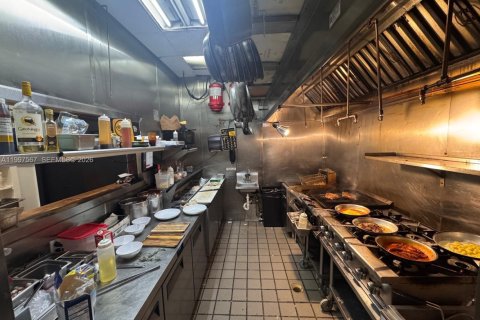 Купить коммерческую недвижимость в Майами-Бич, Флорида № 2063449 - фото 16