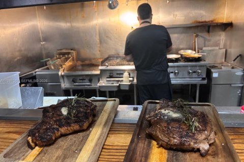 Купить коммерческую недвижимость в Майами-Бич, Флорида № 2063449 - фото 11