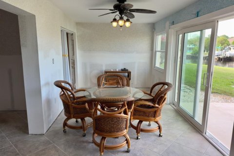 Condo in New Port Richey, Florida, 2 bedrooms  № 1901967 - photo 12