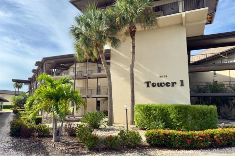Condo in New Port Richey, Florida, 2 bedrooms  № 1901967 - photo 1