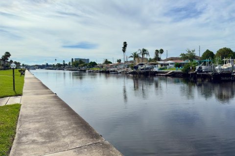 Condo in New Port Richey, Florida, 2 bedrooms  № 1901967 - photo 22