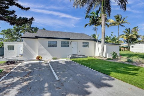 House in Miami, Florida 4 bedrooms № 720937 - photo 1