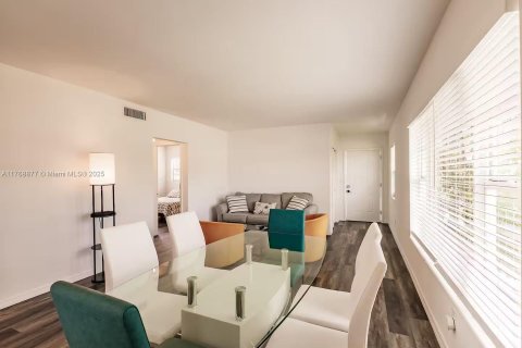 Immobilier commercial à vendre à Sunny Isles Beach, Floride: 185.62 m2 № 2078133 - photo 7