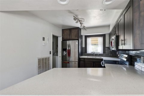 House in Deltona, Florida 2 bedrooms, 123.19 sq.m. № 2222820 - photo 13
