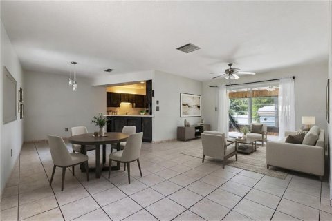 House in Deltona, Florida 2 bedrooms, 123.19 sq.m. № 2222820 - photo 3