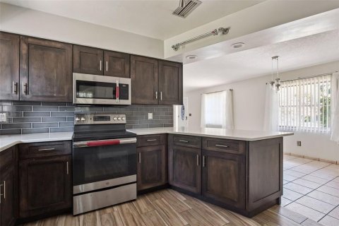 House in Deltona, Florida 2 bedrooms, 123.19 sq.m. № 2222820 - photo 10
