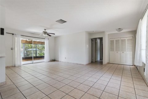 House in Deltona, Florida 2 bedrooms, 123.19 sq.m. № 2222820 - photo 5