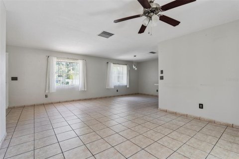 House in Deltona, Florida 2 bedrooms, 123.19 sq.m. № 2222820 - photo 4