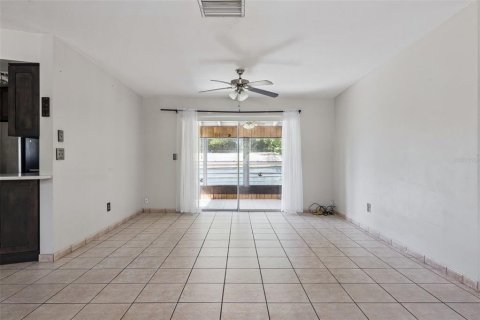 House in Deltona, Florida 2 bedrooms, 123.19 sq.m. № 2222820 - photo 6