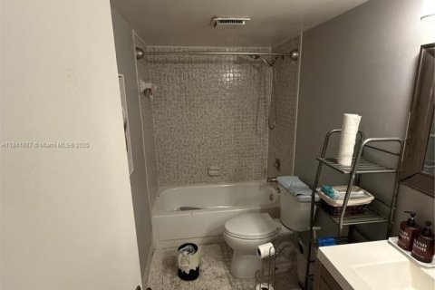 Condo in Plantation, Florida, 2 bedrooms  № 1842634 - photo 9