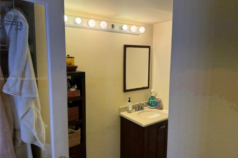 Condo in Plantation, Florida, 2 bedrooms  № 1842634 - photo 11