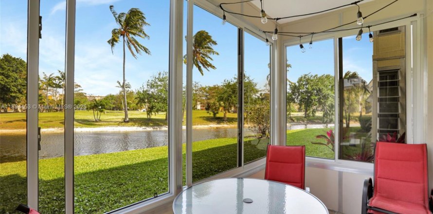 Кондоминиум с 2 спальнями в Лодерхилл, Флорида № 1946970