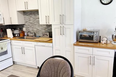 Condo in Sun City Center, Florida, 1 bedroom  № 1849608 - photo 14