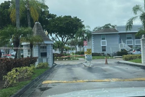 Condo in Miami, Florida, 2 bedrooms  № 1995445 - photo 2