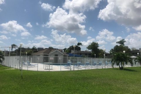 Condo in Miami, Florida, 2 bedrooms  № 1995445 - photo 5