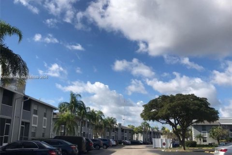 Condo in Miami, Florida, 2 bedrooms  № 1995445 - photo 6