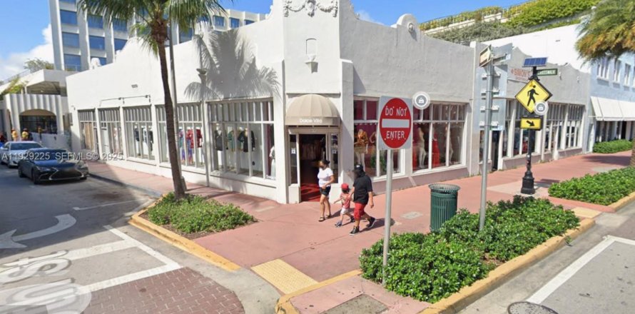 Commercial property in Miami Beach, Florida № 2249104