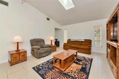 House in Port Charlotte, Florida 3 bedrooms, 169.27 sq.m. № 2150939 - photo 16