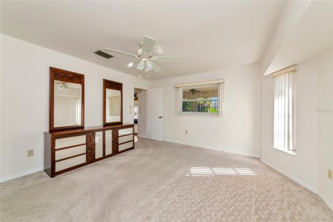 House in Port Charlotte, Florida 3 bedrooms, 169.27 sq.m. № 2150939 - photo 25