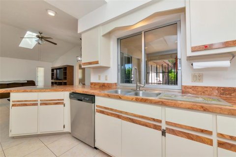 House in Port Charlotte, Florida 3 bedrooms, 169.27 sq.m. № 2150939 - photo 8