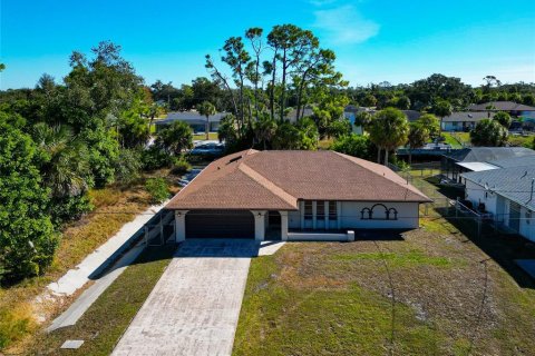 House in Port Charlotte, Florida 3 bedrooms, 169.27 sq.m. № 2150939 - photo 2