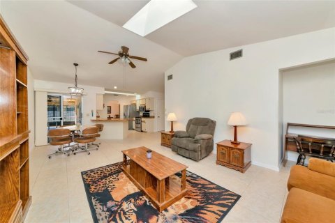 House in Port Charlotte, Florida 3 bedrooms, 169.27 sq.m. № 2150939 - photo 13