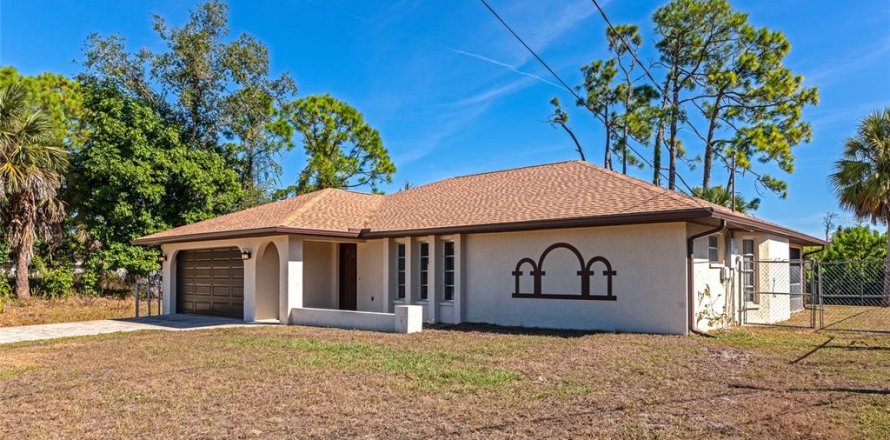 House in Port Charlotte, Florida 3 bedrooms, 169.27 sq.m. № 2150939