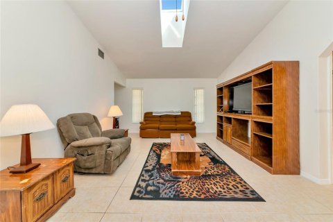 House in Port Charlotte, Florida 3 bedrooms, 169.27 sq.m. № 2150939 - photo 15