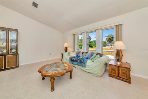 House in Port Charlotte, Florida 3 bedrooms, 169.27 sq.m. № 2150939 - photo 5