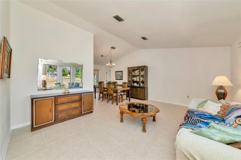 House in Port Charlotte, Florida 3 bedrooms, 169.27 sq.m. № 2150939 - photo 4