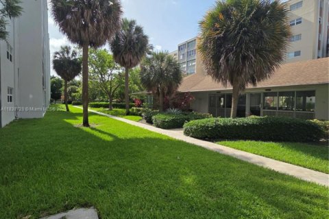 Copropriété à vendre à Hallandale Beach, Floride: 2 chambres, 101.45 m2 № 1935638 - photo 17