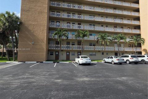 Copropriété à vendre à Hallandale Beach, Floride: 2 chambres, 101.45 m2 № 1935638 - photo 1