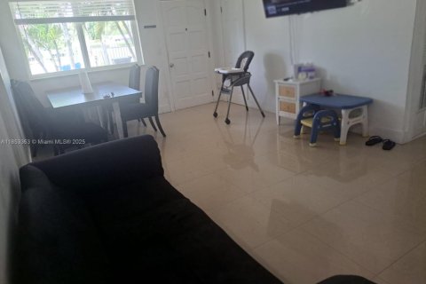 House in West Park, Florida 3 bedrooms, 174.84 sq.m. № 1877634 - photo 8