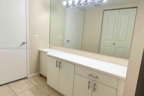 Copropriété à louer à Surfside, Floride: 1 chambre, 71.53 m2 № 1997894 - photo 11