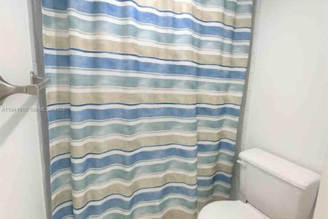 Copropriété à louer à Surfside, Floride: 1 chambre, 71.53 m2 № 1997894 - photo 13