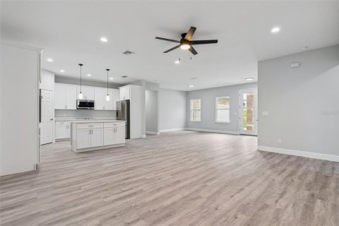Villa ou maison à vendre à Deltona, Floride: 4 chambres, 212.84 m2 № 2280279 - photo 4