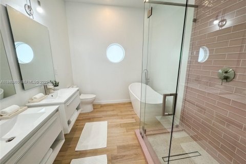 Villa ou maison à louer à Miami, Floride: 4 chambres, 343.09 m2 № 1998076 - photo 11