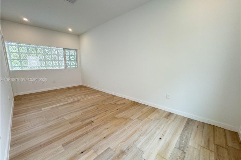 Villa ou maison à louer à Miami, Floride: 4 chambres, 343.09 m2 № 1998076 - photo 15