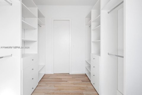 Villa ou maison à louer à Miami, Floride: 4 chambres, 343.09 m2 № 1998076 - photo 14