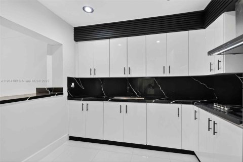 Casa en alquiler en Miami, Florida, 3 dormitorios, 132.57 m2 № 1970131 - foto 20