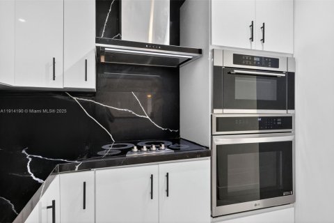 Casa en alquiler en Miami, Florida, 3 dormitorios, 132.57 m2 № 1970131 - foto 22