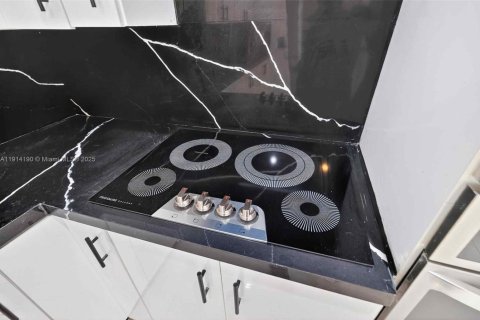 Casa en alquiler en Miami, Florida, 3 dormitorios, 132.57 m2 № 1970131 - foto 23