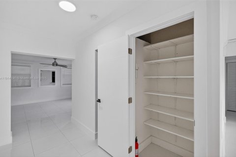 Casa en alquiler en Miami, Florida, 3 dormitorios, 132.57 m2 № 1970131 - foto 17