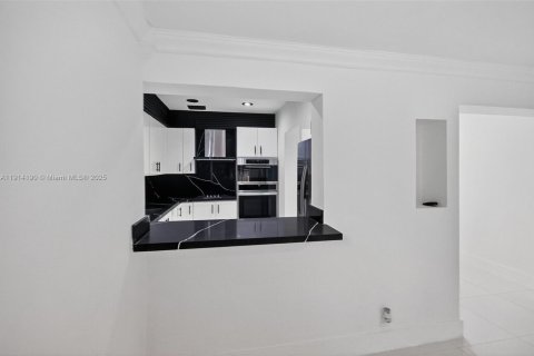 Casa en alquiler en Miami, Florida, 3 dormitorios, 132.57 m2 № 1970131 - foto 25