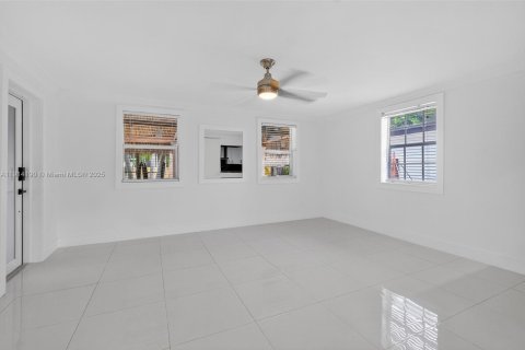 Casa en alquiler en Miami, Florida, 3 dormitorios, 132.57 m2 № 1970131 - foto 14